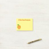 Schattig dansende oranje citrusvrucht post-it® notes (Op bureau)