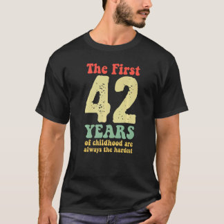 schattig de eerste 42 jaar kindertijd zijn altijd t-shirt