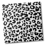 Schattig dierenprint patroon zwart wit luipaard tegeltje<br><div class="desc">Gebruik deze schattige en funky leopard print pattern tegel als achtergrond om je leefruimte aan te passen. Je kunt ook de achtergrondkleur veranderen om het echt je eigen look te maken. Bovendien kun je zelfs van het zwarte cheetah-patroon een compleet andere kleur maken! Of je deze tegel wilt gebruiken als...</div>