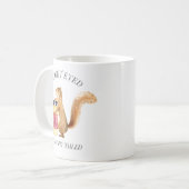 Schattig eekhoorn met heldere ogen en pluizige sta koffiemok (Voorkant links)