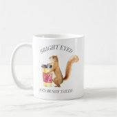 Schattig eekhoorn met heldere ogen en pluizige sta koffiemok (Links)