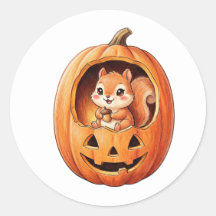 Schattig eekhoorntje in Halloween pompoen Jack o L