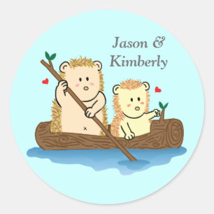 Schattig egelpaar zeilend op een houten boot ronde sticker