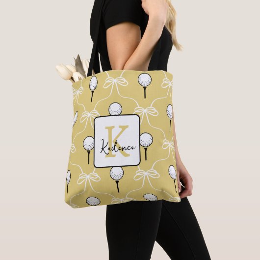 Schattig Geel Witte Strik Golf Patroon Monogram Tote Bag (Dichtbij)