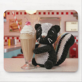 Schattig Gehaakt Stinkdier bij Retro Diner Muismat