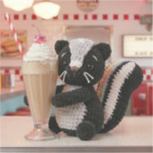 Schattig Gehaakt Stinkdier bij Retro Diner Sticker (Voorkant)