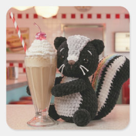 Schattig Gehaakt Stinkdier bij Retro Diner Vierkante Sticker