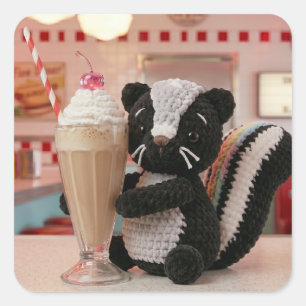 Schattig Gehaakt Stinkdier bij Retro Diner Vierkante Sticker