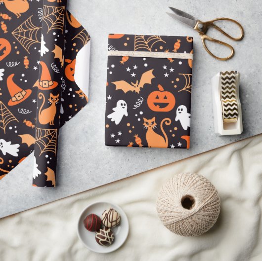 Schattig geïllustreerde halloween tekens op zwart  cadeaupapier (Crafts)