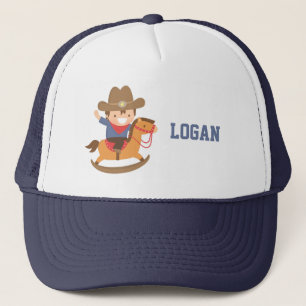 Schattig gelukkig cowboyjongetje op hobbelpaard trucker pet