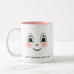 Schattig gelukkig gezicht met gepersonaliseerde te tweekleurige koffiemok