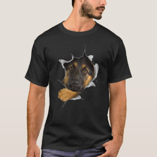 Schattig gezicht van Duitse herder binnen T-shirt