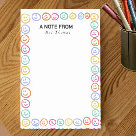 Schattig glimlachend gezicht krijgt een briefje va post-it® notes