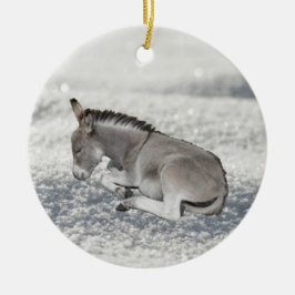 Schattig grijs baby-ezel veulen in sneeuw keramisch ornament
