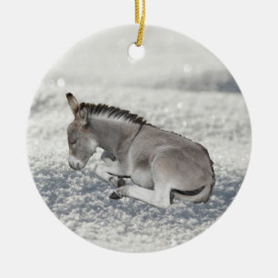 Schattig grijs baby-ezel veulen in sneeuw keramisch ornament