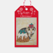 Schattig grijs tabby kitten likken poot met kerst cadeaulabel (Voorkant)