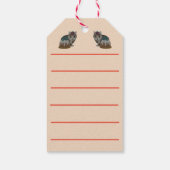 Schattig grijs tabby kitten likken poot met kerst cadeaulabel (Achterkant)