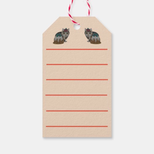 Schattig grijs tabby kitten likken poot met kerst cadeaulabel (Achterkant)