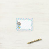 Schattig grijs tabby kitten met vissenkom post-it® notes (Op bureau)