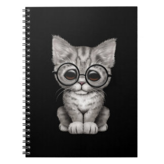 Schattig grijze tabby poesje met bril, zwart notitieboek