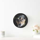 Schattig Hondje Poseert voor de Camera Ronde Klok (Huis)