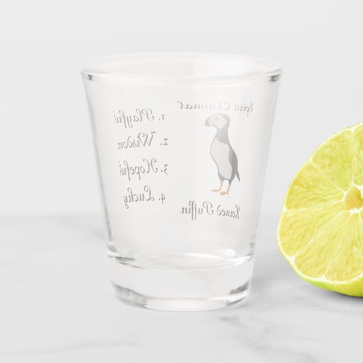 Schattig Horned Puffin Standing Cartoon Shot Glass Shot Glas (Achterkant)