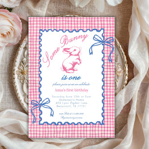 Schattig Iets Bunny Is Eén Boog Gingham 1e Verjaar Kaart