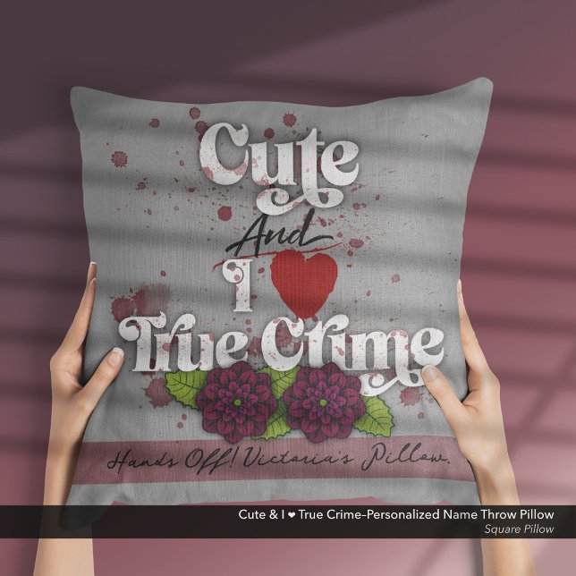 Schattig & ik ❤️ Echte Misdaad–Persoonlijke naam Kussen (Cute and I ❤️ True Crime.–Throw Pillow Customized with Your Name.)