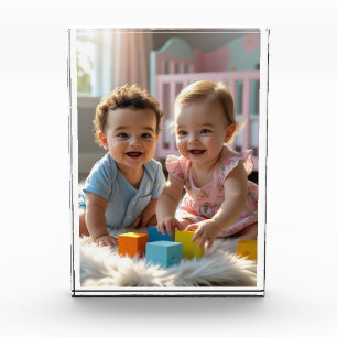 Schattig jongetje en meisje spelen in een zonnige  fotoblokken