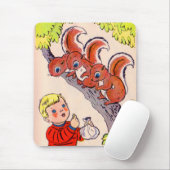 Schattig jongetje voert schattige eekhoorns muismat (Met muis)