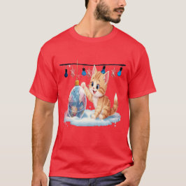 Schattig Kerstkatje speelt met kerstbal  T-shirt