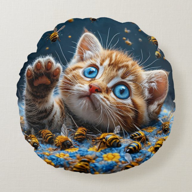 Schattig Kitten dat Interageert met Bijen Rond Kussen (Voorkant)
