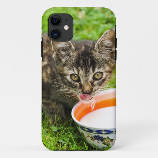 Schattig kitten dat uit een kom drinkt Case-Mate iPhone case (Achterkant)
