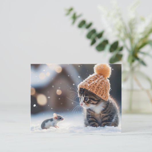 Schattig kitten en muis samen in de sneeuw briefkaart (Staand voorkant)