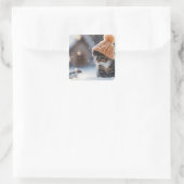 Schattig kitten en muis samen in de sneeuw vierkante sticker (Tas)
