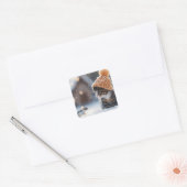Schattig kitten en muis samen in de sneeuw vierkante sticker (Envelop)