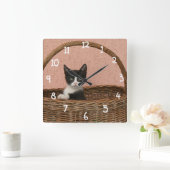 Schattig kitten in mandje vierkante klok (Huis)