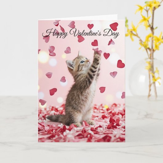 Schattig Kitten Vangt Valentijnshartbloemblaadjes Kaart (Gele Bloem)