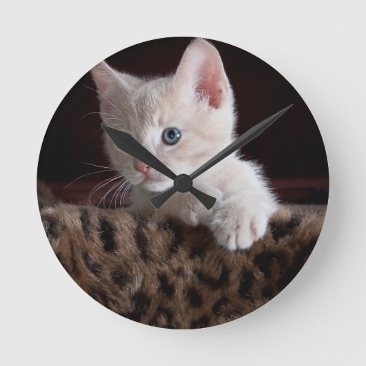 Schattig Kitty Kijkend Ronde Klok (Voorkant)