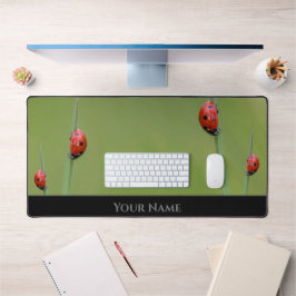 Schattig klein gelukkig lieveheersbeestje voor een bureaumat