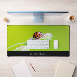 Schattig klein gelukkig lieveheersbeestje voor een bureaumat