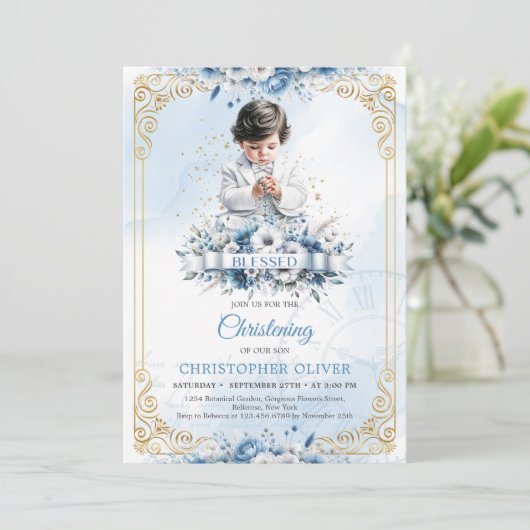 Schattig klein jongetje met sieraden witte kleren  kaart (Staand voorkant)