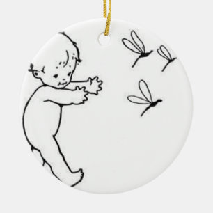 Schattig klein kind dat op libellen jaagt, schatti keramisch ornament
