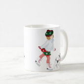 Schattig klein meisje dat skateeg op ijs en hond koffiemok (Voorkant rechts)