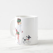 Schattig klein meisje dat skateeg op ijs en hond koffiemok (Voorkant links)