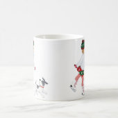 Schattig klein meisje dat skateeg op ijs en hond koffiemok (Center)