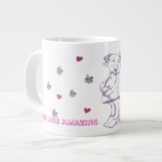 Schattig klein meisje dat verkleedt speelt grote koffiekop