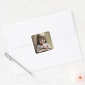 Schattig klein meisje met grote ogen en griezelige vierkante sticker (Envelop)