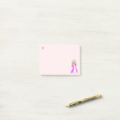 Schattig klein prinsesje op lichtroze post-it® notes (Op bureau)