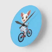 Schattig klein wit geitje op een fiets ronde klok (Hoek)